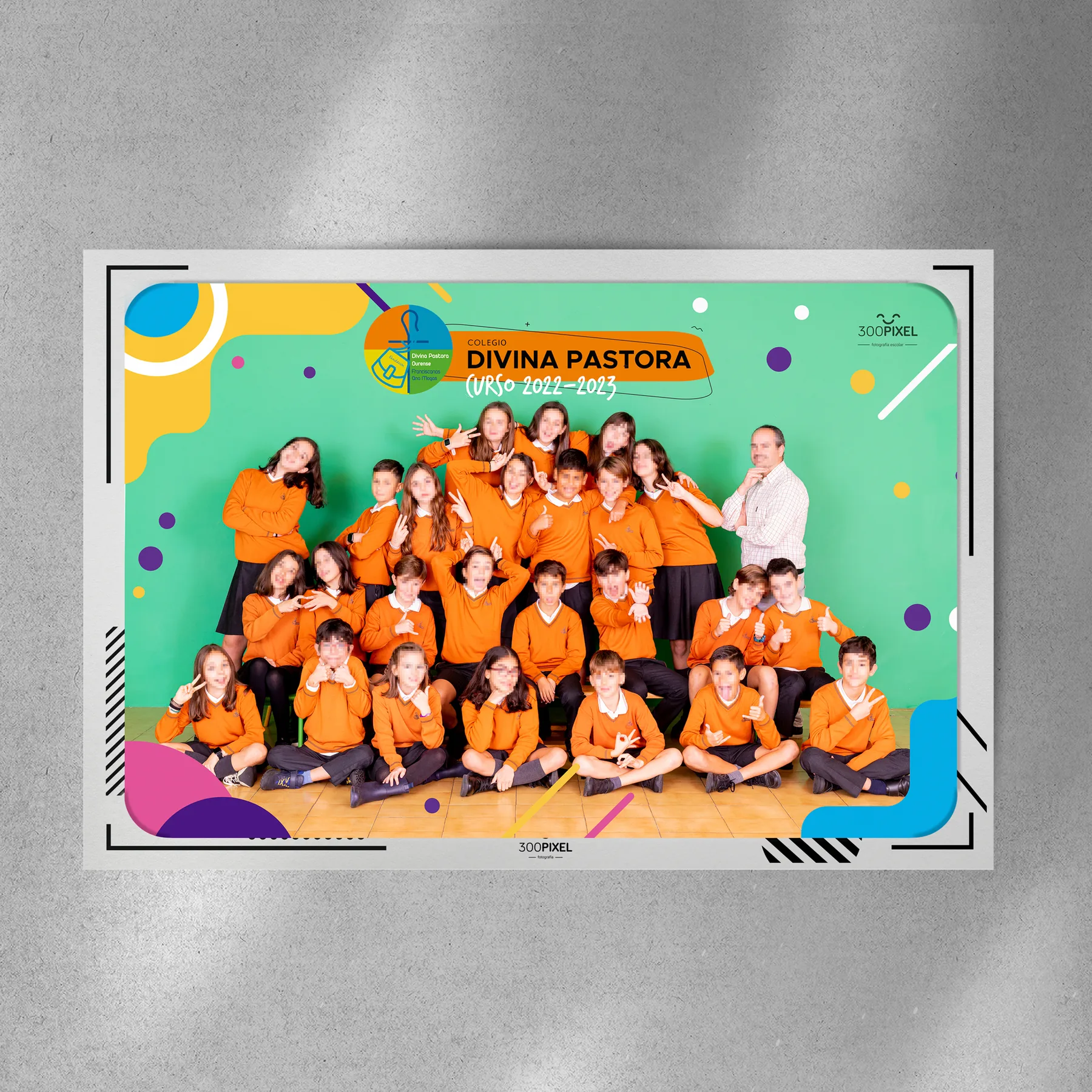 Foto de grupo de clase con el diseño del colegio